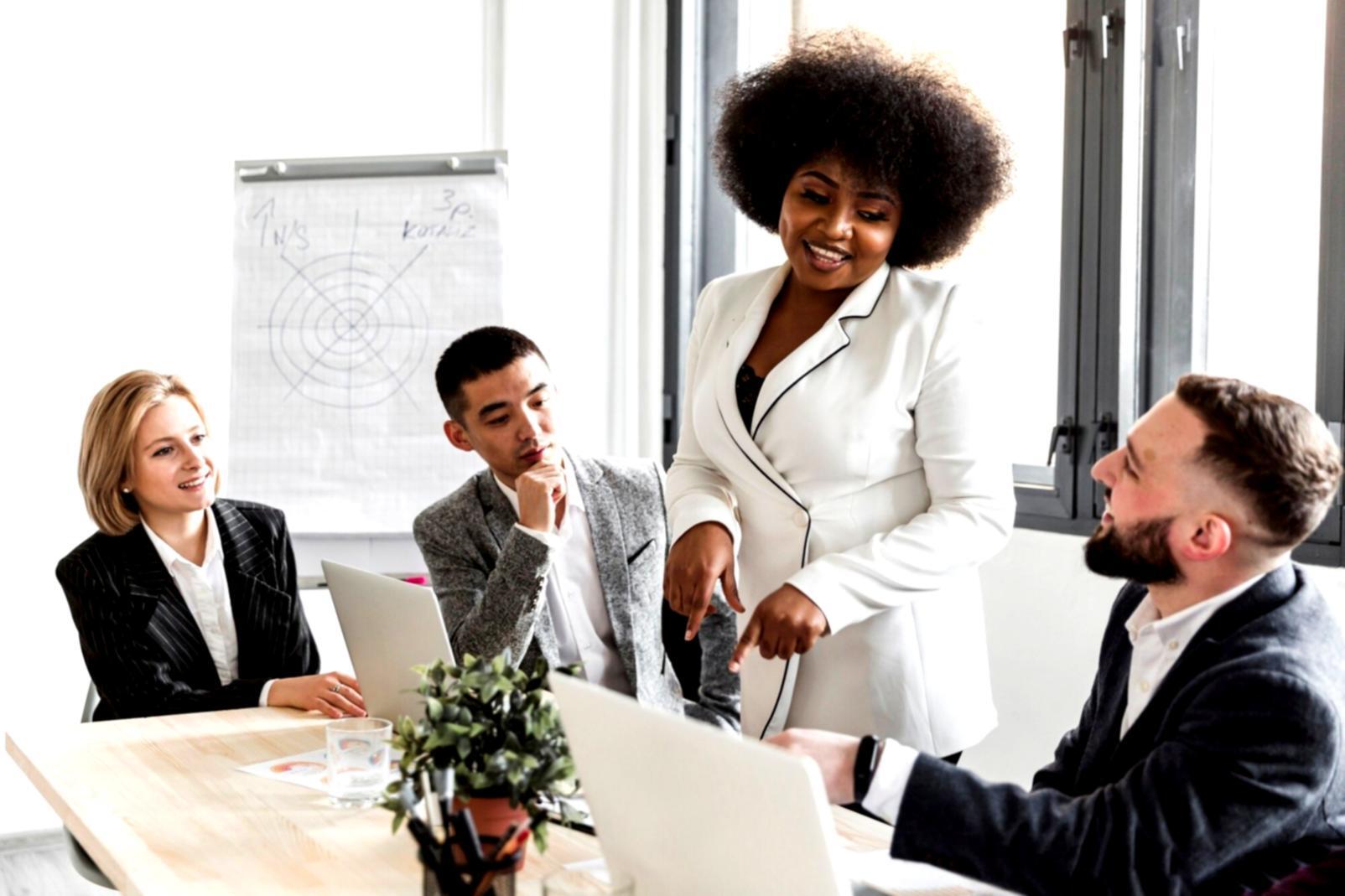 AI株価予測システムの開発風景